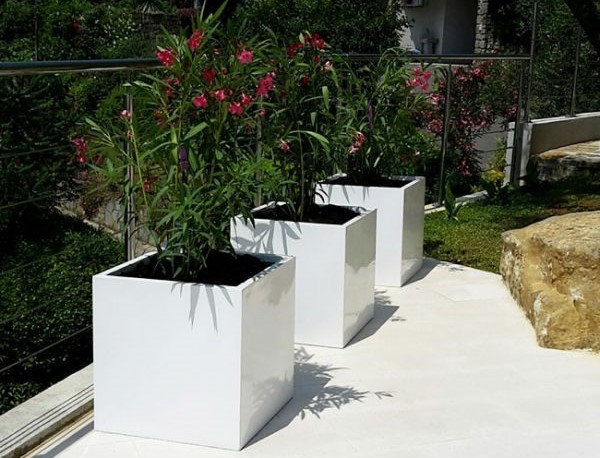 Fioriere da giardino in bianco